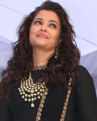 Aishwarya Rai at Aishwarya Inaugurates Kalyan Jewellers Stores