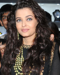 Aishwarya Rai at Aishwarya Inaugurates Kalyan Jewellers Stores