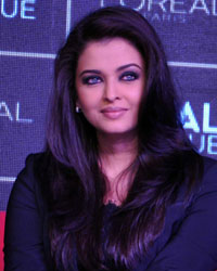 Aishwarya Rai at Aishwarya Launches Kajal Magique