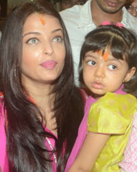 Aishwarya Rai at Aishwarya and Vidya Visit Kings Circle Ganpati