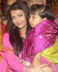 Aishwarya Rai at Aishwarya and Vidya Visit Kings Circle Ganpati