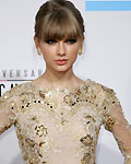 Singer Taylor Swift arrives at the 40th American Music Awards in Los Angeles