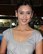 Hrishita Bhatt at Amisha Mehtas Art Exhibition