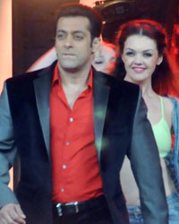 Salman Khan at Anil on the sets of Bigg Boss 7