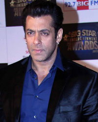 Salman Khan at Big Star Entertainment Awards 2013