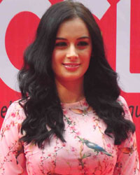 Evelyn Sharma at CCL 2015 Red Carpet