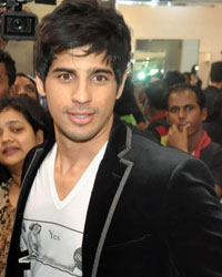 Sidharth Malhotra at Dessange Beauty Salon Launch