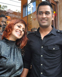 Mahendra Singh Dhoni at Dhoni Launch Sapna Bhavanani Salon