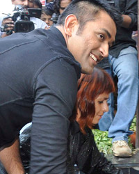 Mahendra Singh Dhoni at Dhoni Launch Sapna Bhavanani Salon