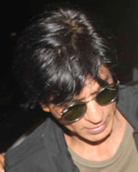 Shah Rukh Khan at Dilwale Cast Leaving for London