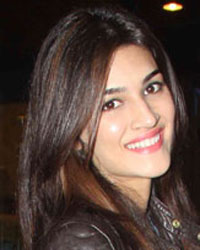 Kriti Sanon at Dilwale Cast Leaving for London