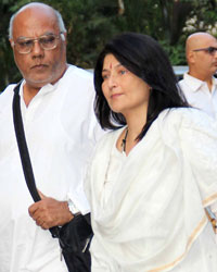 Sarika at Farooq Sheikh Prayer Meet