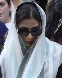 Tabu at Funeral of Dara Singh Wife Surjit Kaur Randhawa