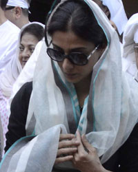 Tabu at Funeral of Dara Singh Wife Surjit Kaur Randhawa