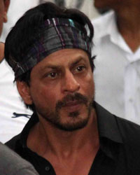 Shah Rukh Khan at Funeral of Karim Moranis Mother