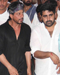 Shah Rukh Khan at Funeral of Karim Moranis Mother