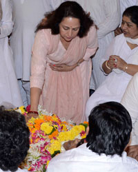 Hema Malini at Funeral of Music Composer Ravindra Jain