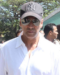 Akshay Kumar at Funeral of Trade Analyst Vikas Mohan