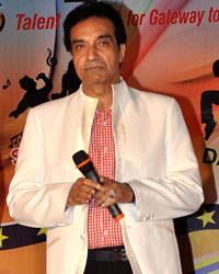 Mayor Sunil Prabhu visited finale of Hunar ki khoj in Andheri West Mayor Sunil Prabhu visited finale of Hunar ki khoj in Andheri West