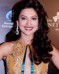 Gauhar Khan at IIFA Awards 2013