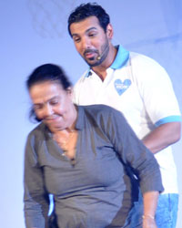 John Abraham along with his mother Firoza Irani play basketball to fulfill her basketball coaching dream. As a part of P