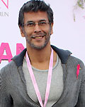 Milind Soman at Karisma Flags Pinkathon 2012