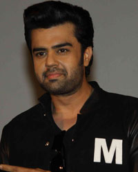 Manish Paul at Launch of Viaan Smartphone