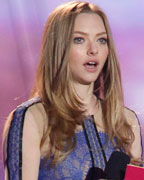 Actors Amanda Seyfried and Steve Carell present the award for best kiss at the 2013 MTV Movie Awards in Culver City, California