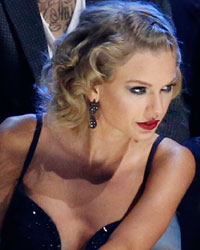 Singers Taylor Swift (L) and Selena Gomez talk while attending the 2013 MTV Video Music Awards in New York