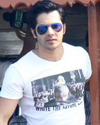 Varun Dhawan at Mumbai Swimathon 2013