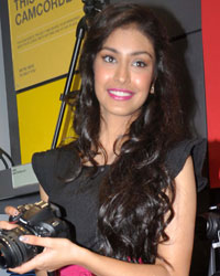 Navneet Kaur Dhillon visits Reliance Digital store