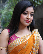 Tanushree Dutta at On Sets of Shaapit Movie