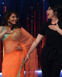 Sushant SIngh Rajput and Parineeti Chopra with Madhuri Dixit on the sets of Jhalak Dikhhla Jaa