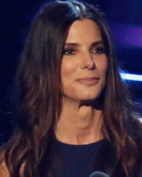 Sandra Bullock and Melissa McCarthy accept the award for favorite comedic movie for their film 'The Heat' at the 2014 People's Choice Awards in Los Angeles, California