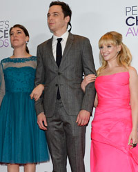 Kaley Cuoco (L) poses with the award for favorite comedic TV actress, with her co-stars from 'The Big Bang Theory' Kunal Nayyar, Mayim Bialik, Jim Parsons and Melissa Rauch, at the 2014 People's Choice Awards in Los Angeles, California