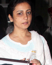 Divya Dutta at Prayer Meet of Divya Duttas Mother