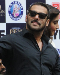 Salman Khan at Prem Ratan Dhan Payo Promotion at Amity