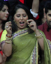 Geeta Kapoor, Farhan Akhtar and Ritesh Deshmukh at Promotion of Bhaag Milkha Bhaag