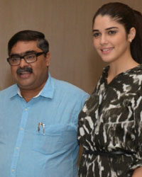 'Purani Jeans' starcast visits Neel restaurant in Andheri