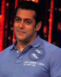 Salman Khan at Salman Promotes Big Boss on sets of JDJ