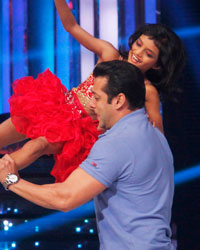 Salman Khan at Salman Promotes Big Boss on sets of JDJ