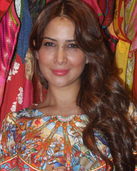 Kim Sharma at Shruti and Priyadarshini New Collection Launch