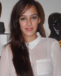 Hazel Keech at Shruti and Priyadarshini New Collection Launch