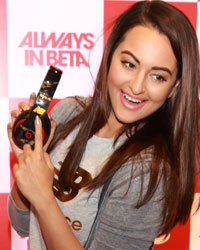 Sonakshi Sinha at Sonakshi Inaugurates New Balance Store