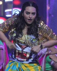 Sonakshi Sinha at Star Screen Awards 2015