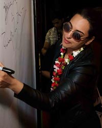 Sonakshi Sinha at Stars Arrive at Tampa for IIFA