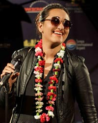 Sonakshi Sinha at Stars Arrive at Tampa for IIFA