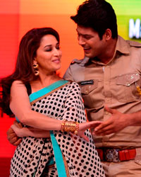 Sidharth Shukla dances with Madhuri Dixit on Kuch Kuch Hota Hai at Jhalak Dikhhla Jaa