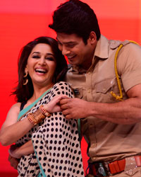 Sidharth Shukla dances with Madhuri Dixit on Kuch Kuch Hota Hai at Jhalak Dikhhla Jaa