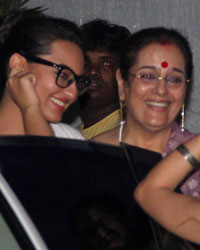 Sonakshi Sinha and Poonam Sinha at Special Screening of Lootera for Raj Kumar Santoshi